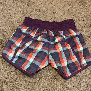 Lululemon Size 6 Tracker Shorts in Purple/Aqua/brick Plaid